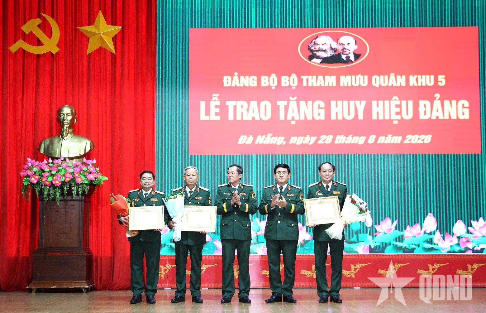 Đảng bộ Bộ Tham mưu Quân khu 5: Trao Huy hiệu 35 năm và 30 năm tuổi Đảng
